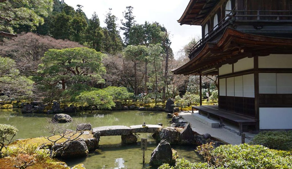 銀閣寺と錦鏡池