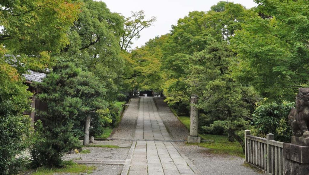養源院への道