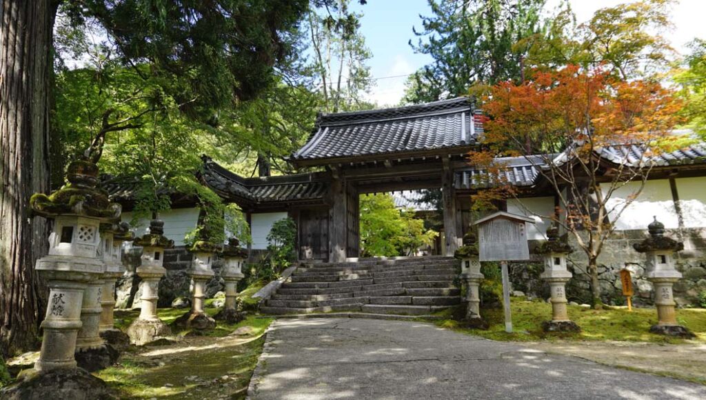 西明寺の山門
