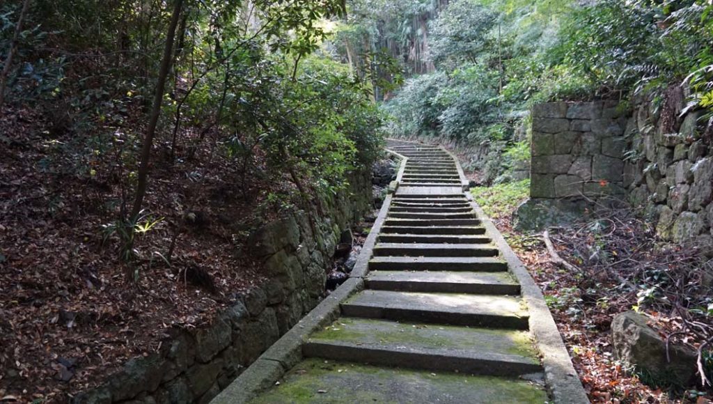 石清水社への石段
