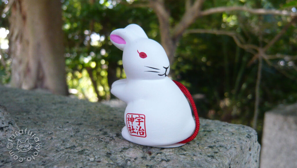 宇治神社 置物おみくじ 見返り兎