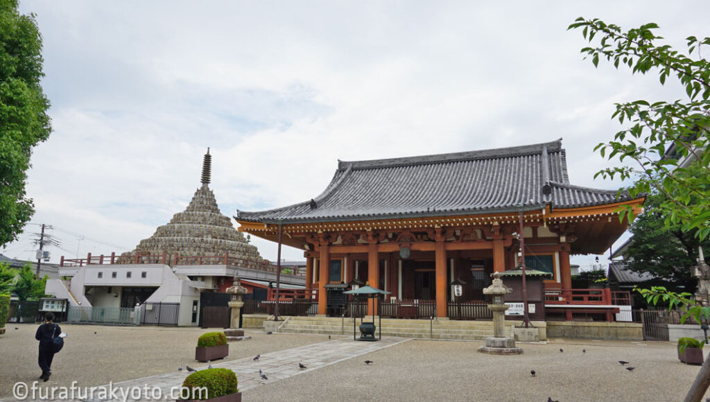 壬生寺　本堂と千体仏塔