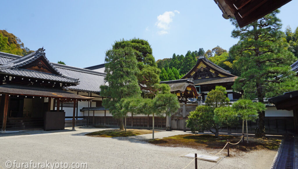 泉涌寺 本坊から霊明殿をのぞむ