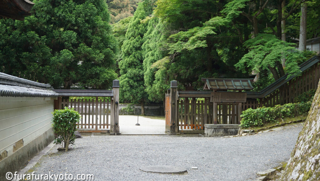 月輪陵　門